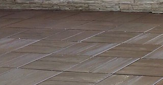 Бетонная брусчатка двора в Донецке в октябре