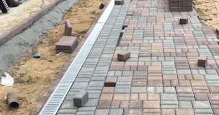 Профессиональная укладка плитки на улице в Донецке в октябре
