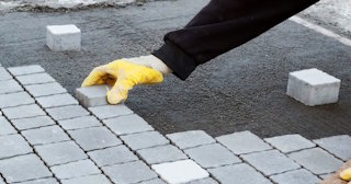 Монтаж тротуарной плитки на даче в Донецке в октябре