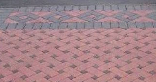 Укладка тротуарной плитки на старое бетонное основание в Донецке в октябре